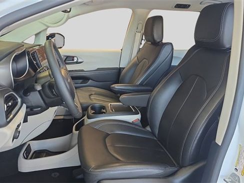 Used 2024 Chrysler Pacifica Select image 11