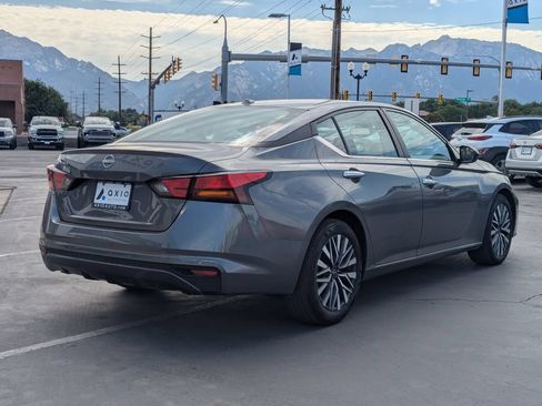 Used 2025 Nissan Altima 2.5 SV FWD image 4
