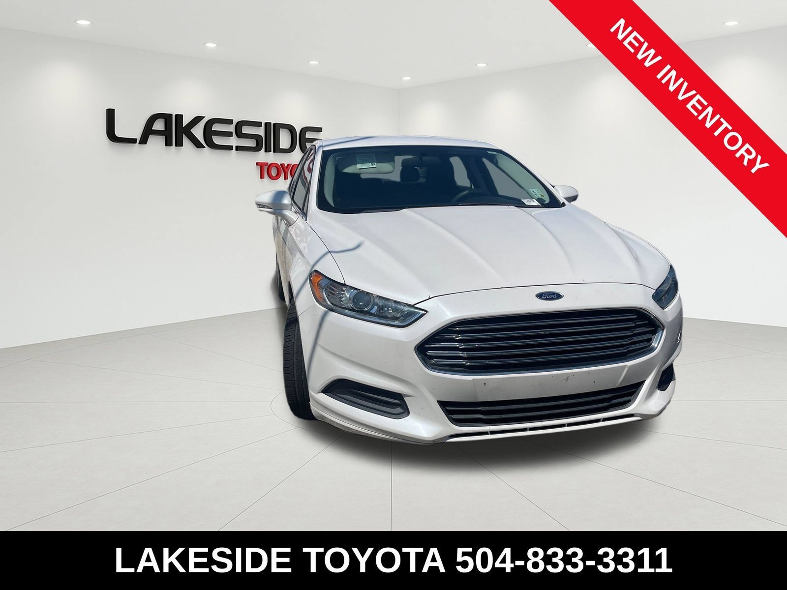 Used 2016 Ford Fusion SE FWD image 2
