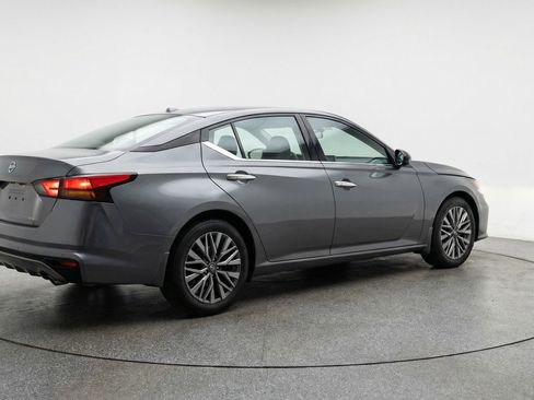 Used 2025 Nissan Altima 2.5 SV FWD image 9