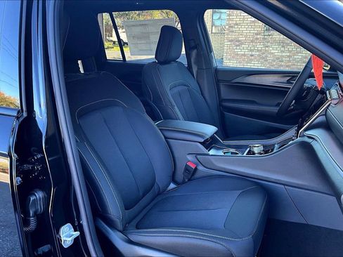 New 2025 Jeep Grand Cherokee Laredo X w/ Luxury Tech Group I image 8