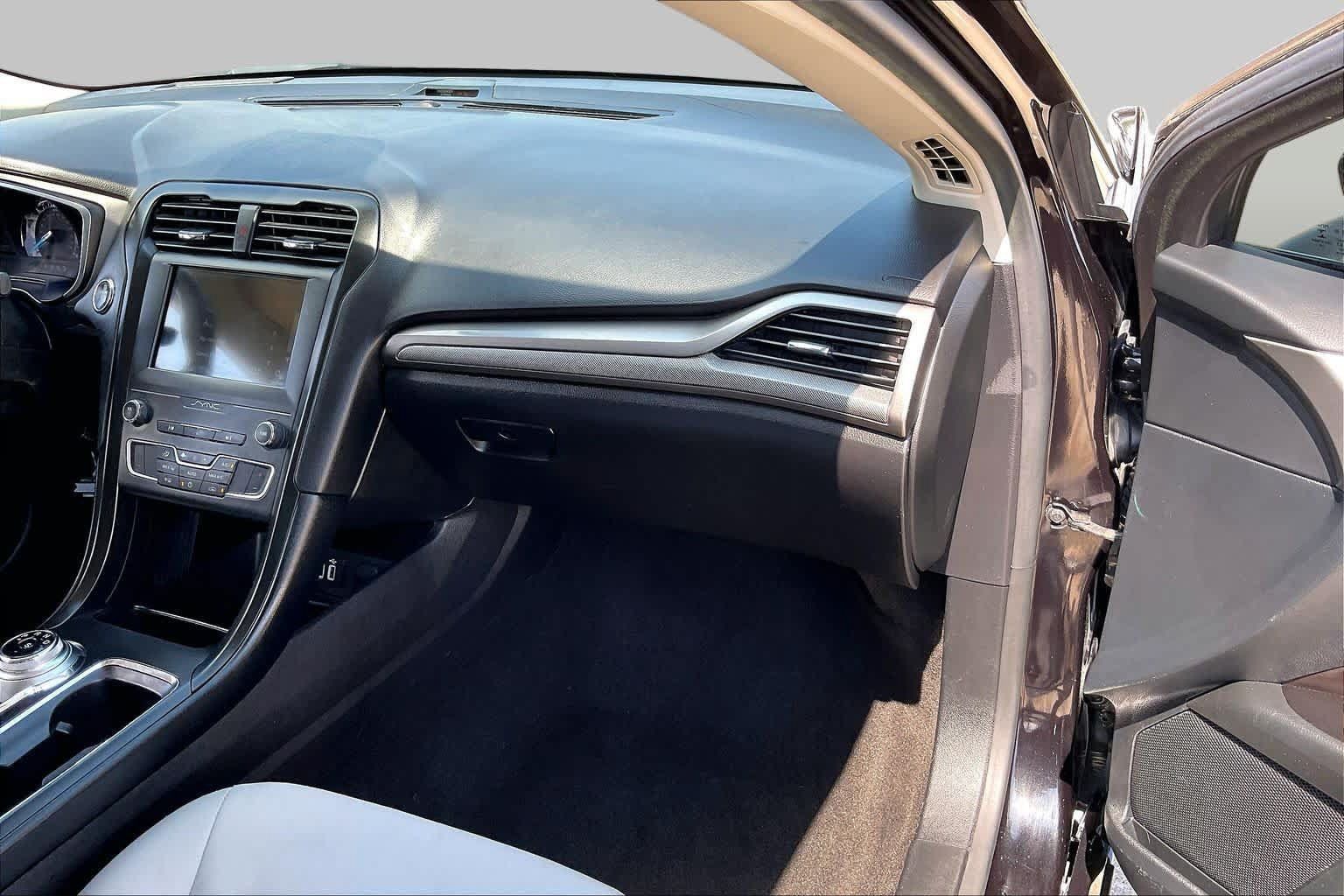 Used 2019 Ford Fusion SE w/ Equipment Group 151A FWD image 17