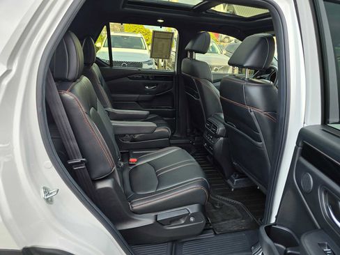 Used 2025 Honda Pilot TrailSport image 12