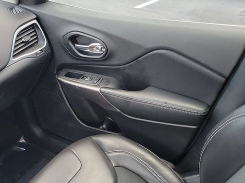 Used 2019 Jeep Cherokee Latitude Plus FWD image 13