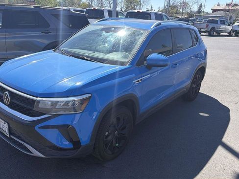 Used 2022 Volkswagen Taos SE w/ Panoramic Sunroof Package image 7