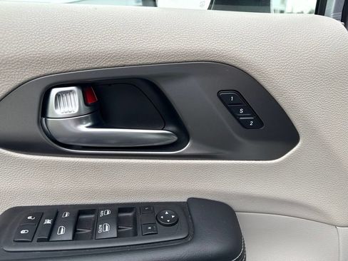 Used 2023 Chrysler Pacifica Touring-L FWD image 26