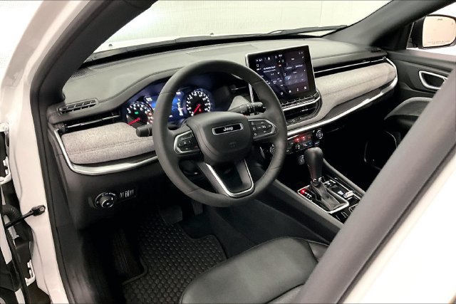 Used 2023 Jeep Compass Latitude w/ Sun and Sound Group AWD/4WD image 16