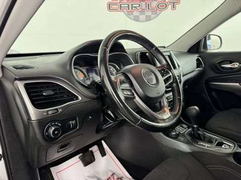 Used 2019 Jeep Cherokee Latitude w/ Cold Weather Group AWD/4WD image 10