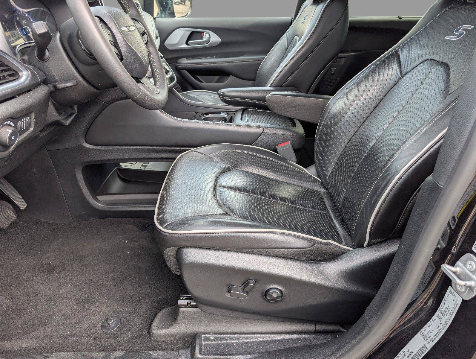 Used 2025 Chrysler Pacifica Limited FWD image 3