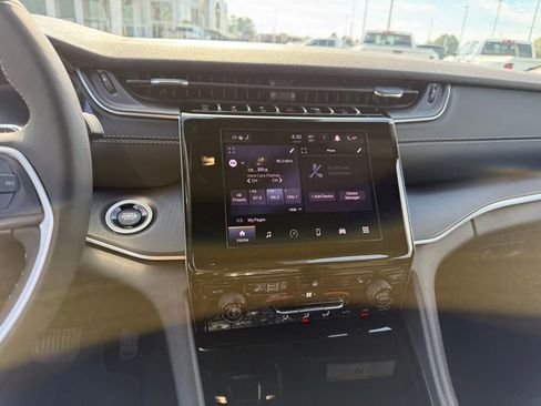 New 2025 Jeep Grand Cherokee Altitude image 17