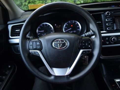 Used 2019 Toyota Highlander LE FWD image 4