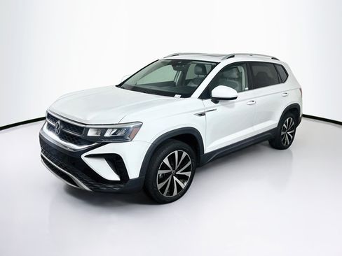 Used 2022 Volkswagen Taos SE w/ Panoramic Sunroof Package FWD image 3