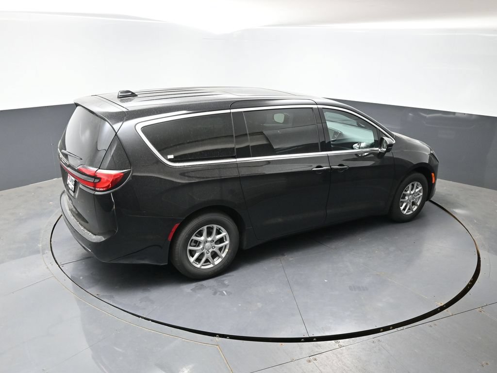 New 2027 Chrysler Pacifica Select w/ Family Tech Group FWD image 31