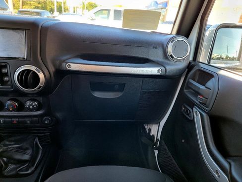 Used 2017 Jeep Wrangler Unlimited Sahara image 27