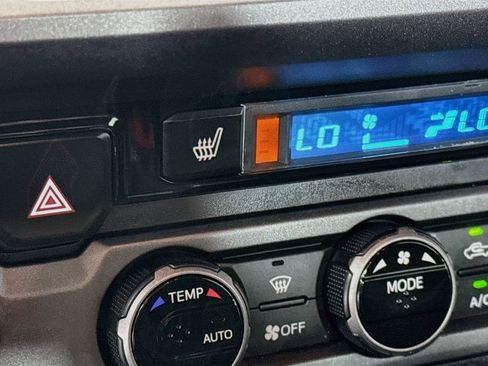 Used 2017 Toyota Tacoma TRD Off-Road w/ Premium & Technology Package AWD/4WD image 18