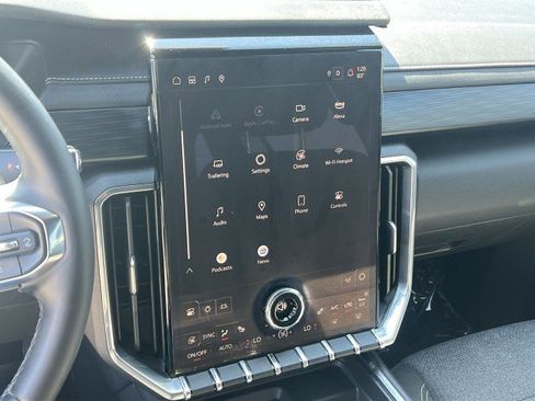 Used 2025 GMC Acadia Elevation image 13