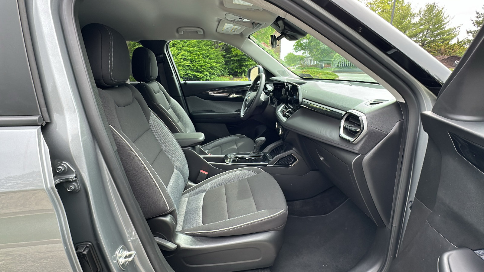 Used 2025 Chevrolet TrailBlazer LT AWD/4WD image 23