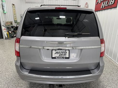 Used 2014 Chrysler Town & Country Touring image 18