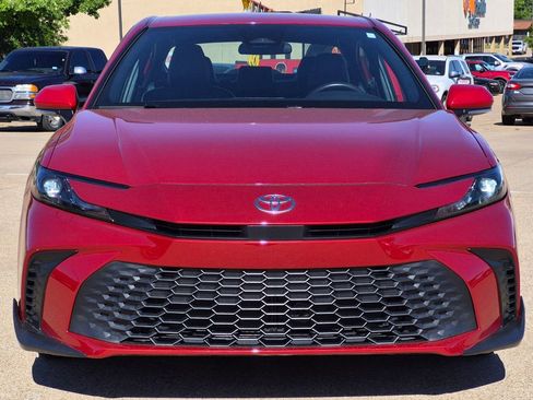 Used 2025 Toyota Camry SE FWD image 2