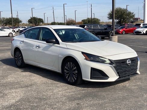 Used 2025 Nissan Altima 2.5 SV image 3