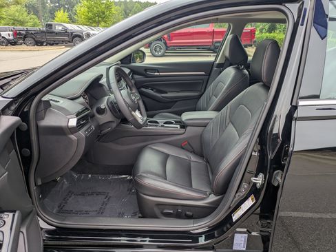 Used 2024 Nissan Altima 2.5 SR w/ SR Premium Package FWD image 12