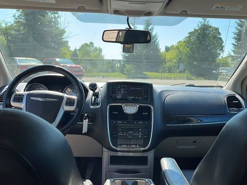 Used 2016 Chrysler Town & Country Touring FWD image 19