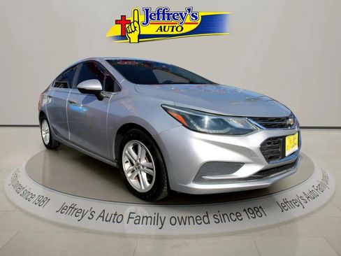 Used 2017 Chevrolet Cruze LT image 6