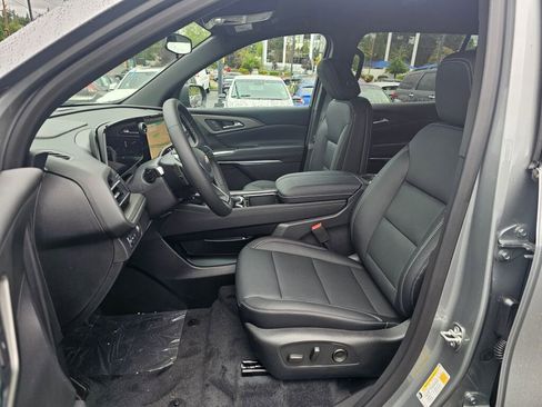 New 2025 Chevrolet Traverse LT image 18
