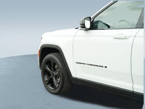 Used 2023 Jeep Grand Cherokee L Laredo image 39