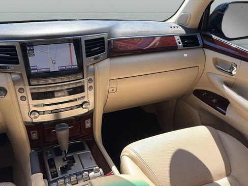 Used 2015 Lexus LX 570 4WD w/ Luxury Package image 14