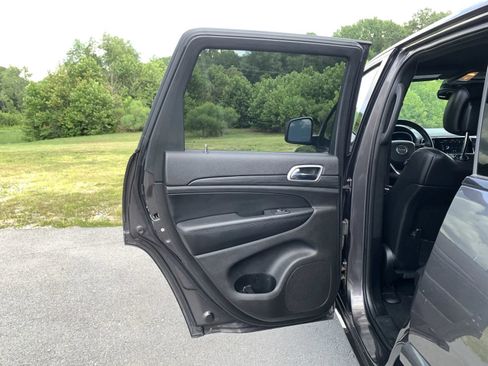 Used 2019 Jeep Grand Cherokee Altitude AWD/4WD image 27