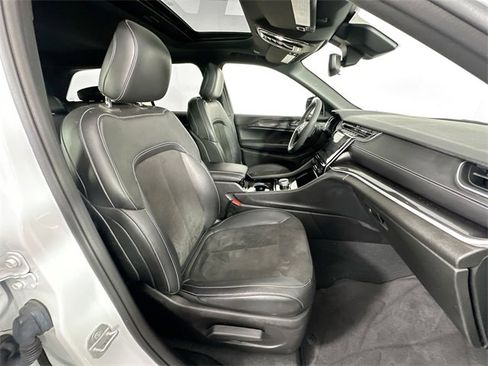 Used 2023 Jeep Grand Cherokee Altitude image 29