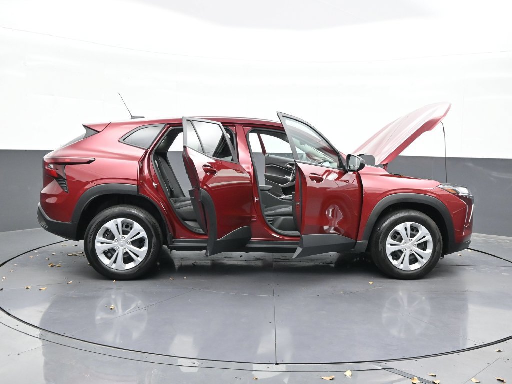 Used 2025 Chevrolet Trax LS FWD image 29