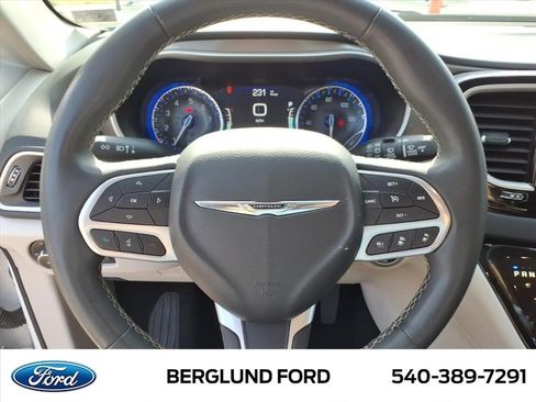 Used 2023 Chrysler Pacifica Touring-L FWD image 21