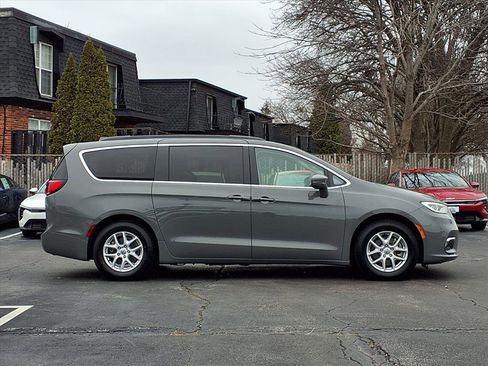 Used 2022 Chrysler Pacifica Touring-L image 2