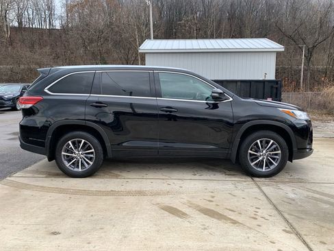 Used 2018 Toyota Highlander XLE image 3