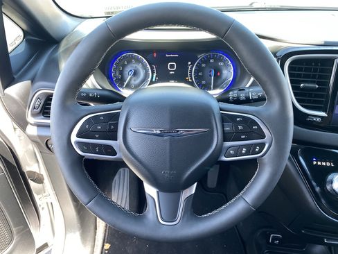 Used 2025 Chrysler Voyager LX FWD image 28