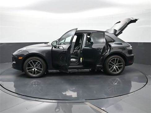 Used 2025 Porsche Macan image 34