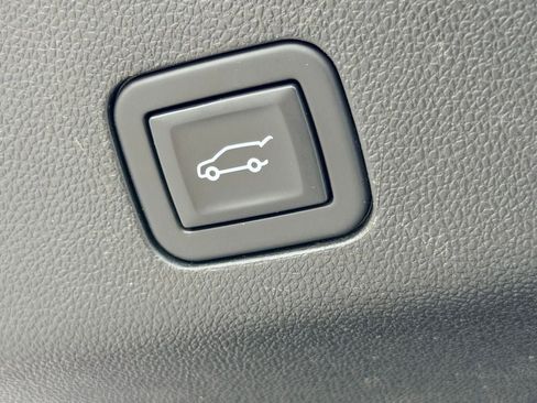 Used 2024 GMC Yukon XL SLT RWD image 30