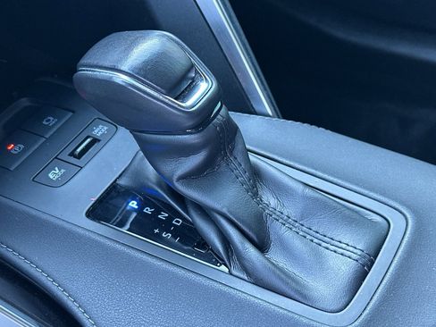 Used 2022 Toyota Venza LE image 33