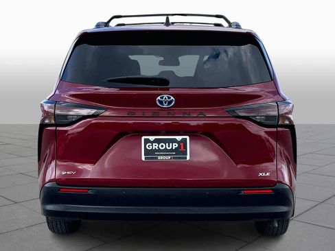 Used 2025 Toyota Sienna XLE w/ XLE Plus Package image 5
