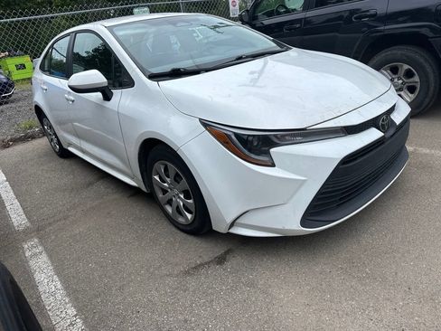 Used 2025 Toyota Corolla LE FWD image 2