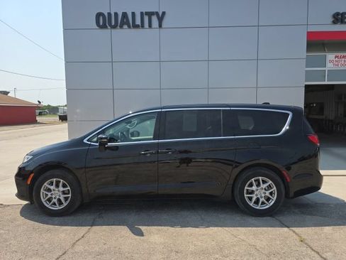 Used 2024 Chrysler Pacifica Touring-L FWD image 1