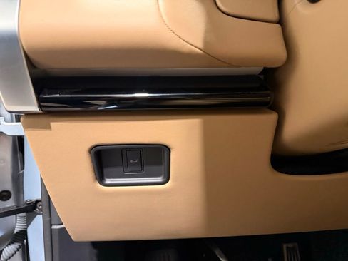 Used 2025 Land Rover Range Rover SE image 13