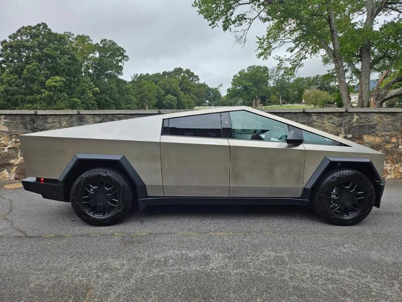Used 2024 Tesla Cybertruck AWD Crew Cab image 10