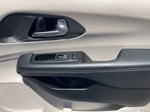 Used 2024 Chrysler Pacifica Limited FWD image 33