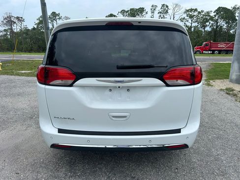 Used 2018 Chrysler Pacifica Touring-L Plus w/ Tire & Wheel Group FWD image 19