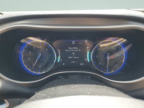 Used 2021 Chrysler Pacifica Touring-L FWD image 22