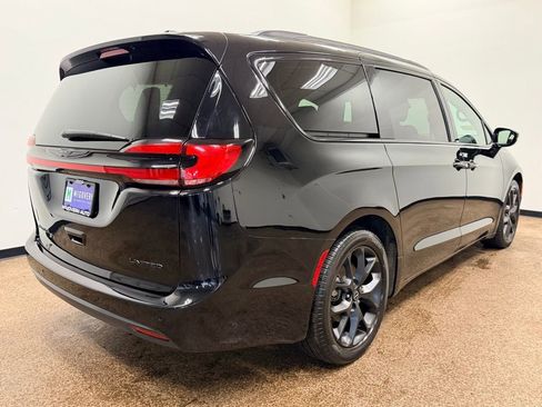 Used 2025 Chrysler Pacifica Limited FWD image 7