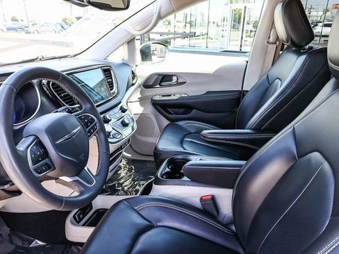 Used 2023 Chrysler Pacifica Touring-L FWD image 20